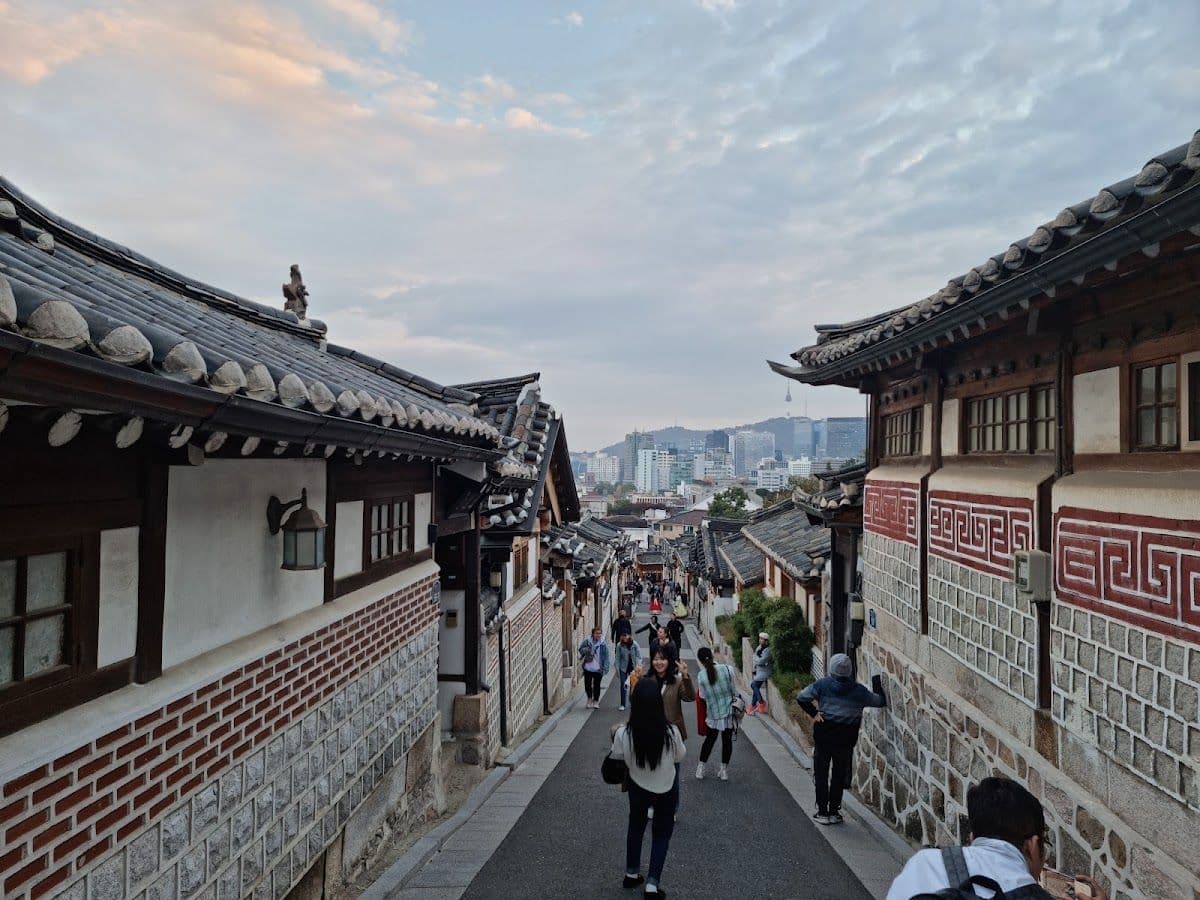 Seoul Gyeongbokgung Palace + Bukchon Hanok Village + Bugak Palgakjeong + Gwangjang Market half-day tour Day Tours
