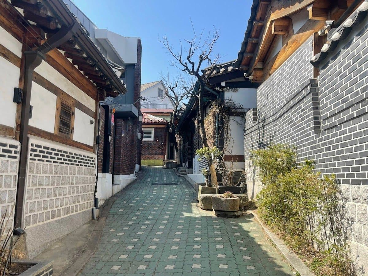 Seoul Gyeongbokgung Palace + Bukchon Hanok Village + Bugak Palgakjeong + Gwangjang Market half-day tour Day Tours