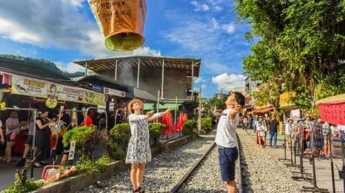 Jiufen Old Street + Shifen Old Street + Shifen Waterfall + Yehliu Geopark 1-Tages-Tour [Abfahrt ab Ximen] Tagestouren