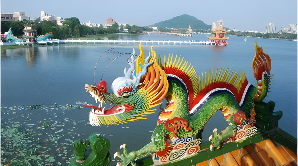 Kaohsiung Fo Guang Shan Buddha Memorial Hall + Lotus Pond + Qishan Old Street + Pier-2 + Xiziwan 1-day tour Day Tours