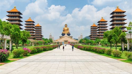 Kaohsiung Fo Guang Shan Buddha Memorial Hall + Lotus Pond + Qishan Old Street + Pier-2 + Xiziwan 1-daagse tour Dagtochten