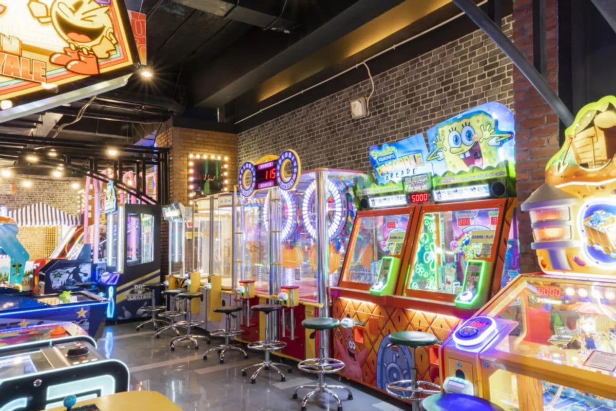 Funworld Bowling Botani Square Bogor