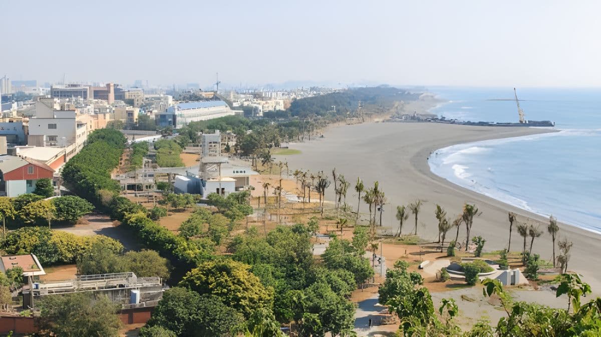 Kaohsiung Pier-2 Art Center + Kaohsiung Port + Siziwan + Qi Jin Old Street + Weiwuying 1-day tour Day Tours