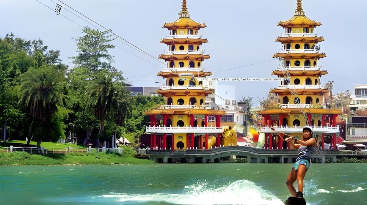 Kaohsiung private charter one-day tour: The Pier2 Art Center + Cijin Island + Love River (departing from Kaohsiung) Day Tours