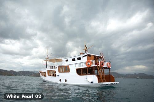 Marine Tourism :  Phinisi White Pearl 02
