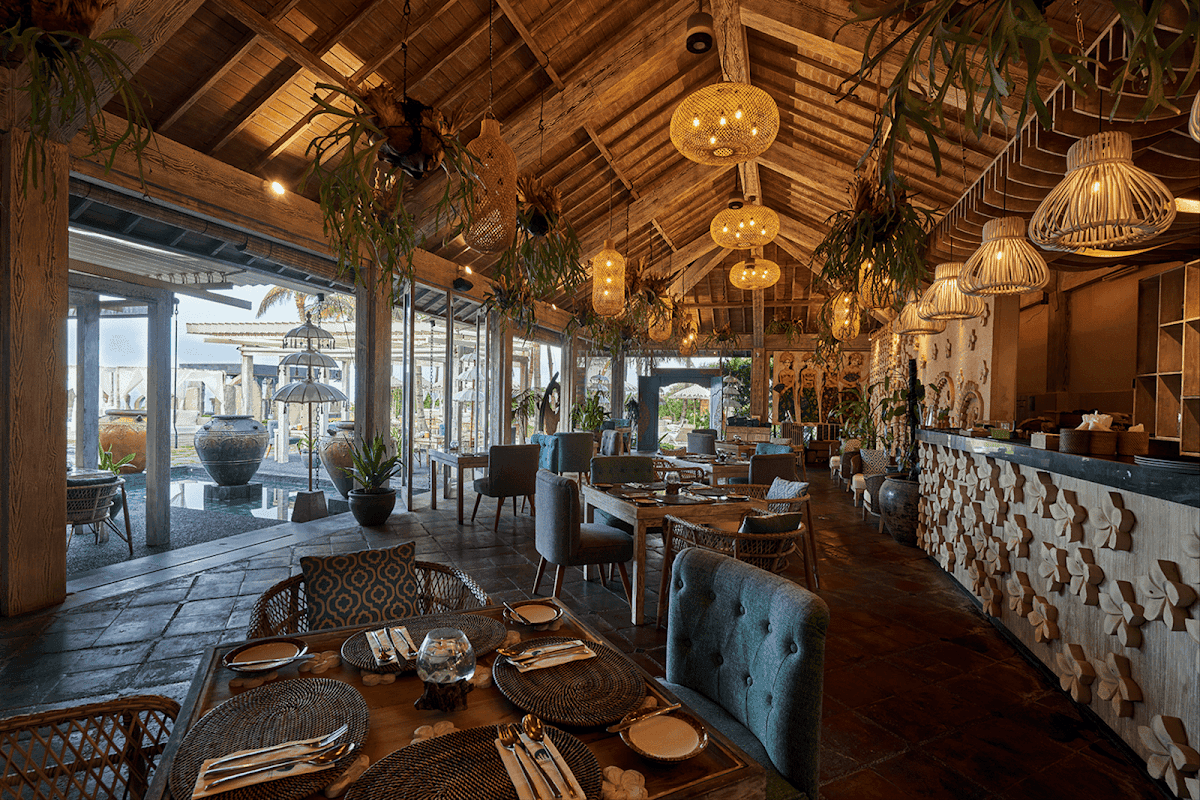 Standing Stones Beach Restaurant presso The Royal Purnama Luxury Villas