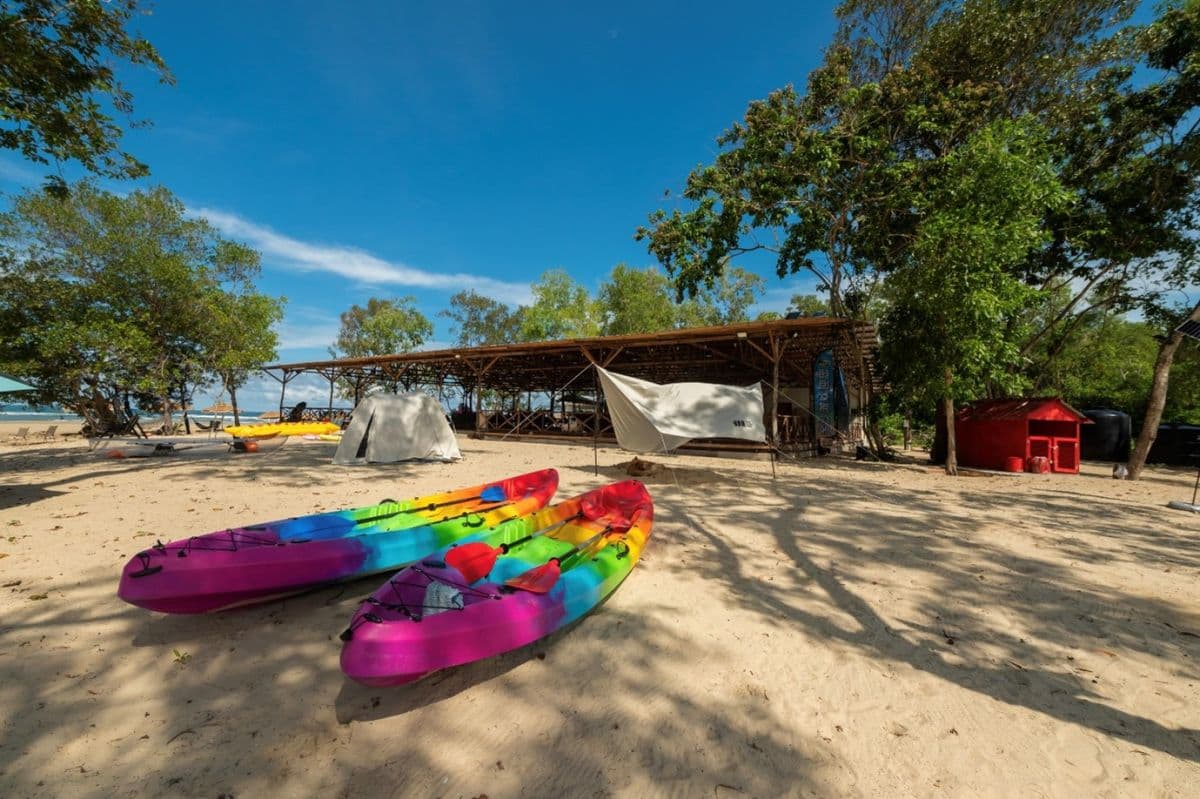 Arte, Onde e Relax: Fuga di un'intera giornata al Borneo Summer Bay Tour a Kota Kinabalu