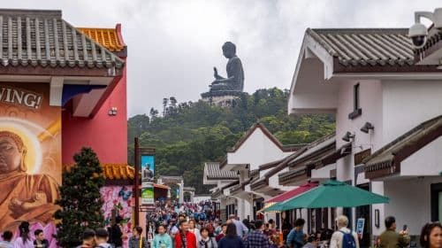 Hong Kong Ngong Ping 360 ケーブルカーチケット [Disneyテーマの往復クリスタルキャビンチケット]、オプションのアトラクション＆食事のおすすめ付き