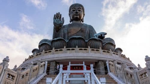 Hong Kong Ngong Ping 360 ケーブルカーチケット [Disneyテーマの往復クリスタルキャビンチケット]、オプションのアトラクション＆食事のおすすめ付き