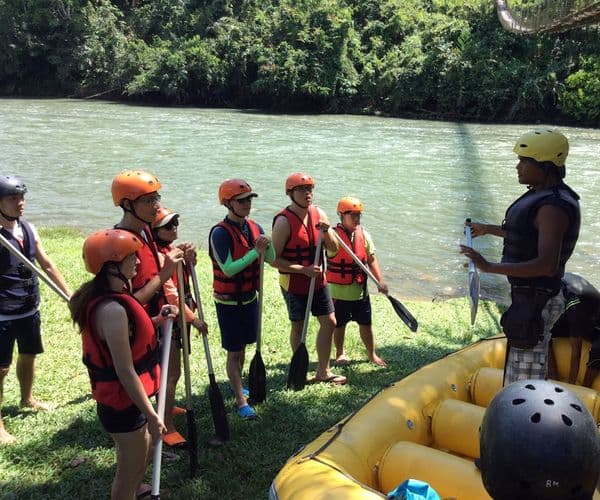 Półdniowa wycieczka: rafting na rzece Kiulu, most wiszący Tamparuli i meczet Likas City Mosque z lunchem (poziom 1-2)