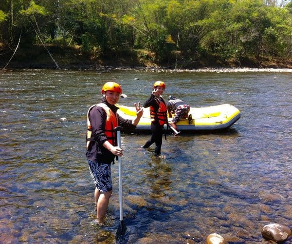 Półdniowa wycieczka: rafting na rzece Kiulu, most wiszący Tamparuli i meczet Likas City Mosque z lunchem (poziom 1-2)