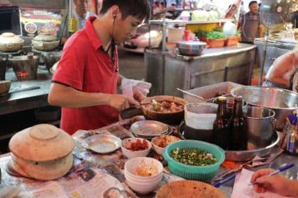 Kuala Lumpur: Tour gastronómico nocturno con encanto urbano y 6 deliciosos bocados
