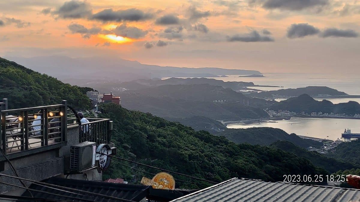 Mountain Town Time and Afternoon with Cats ~ New Taipei City Jiufen Old Street + Houtong Cat Village Half-Day Tour {Duration: 5hr} Day Tours