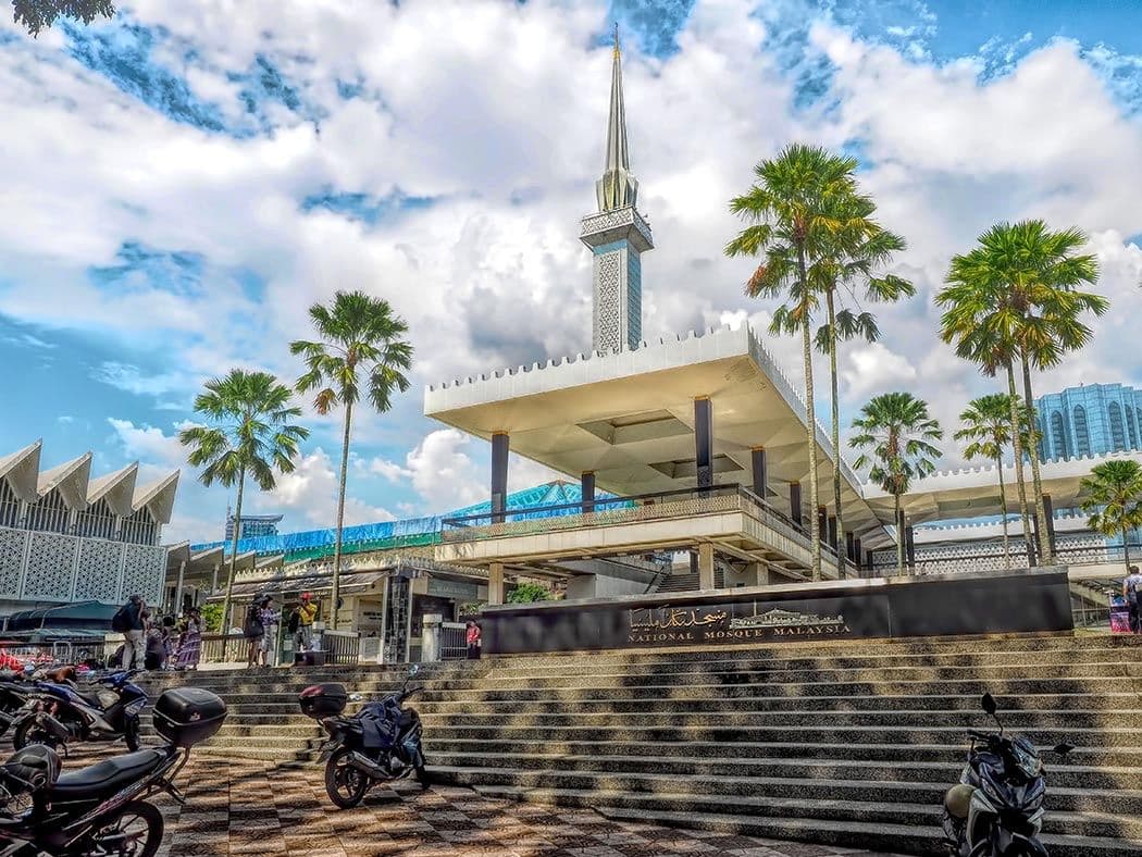Private Batu Caves, National Mosque & Religious Tour with Bana Leaf Lunch