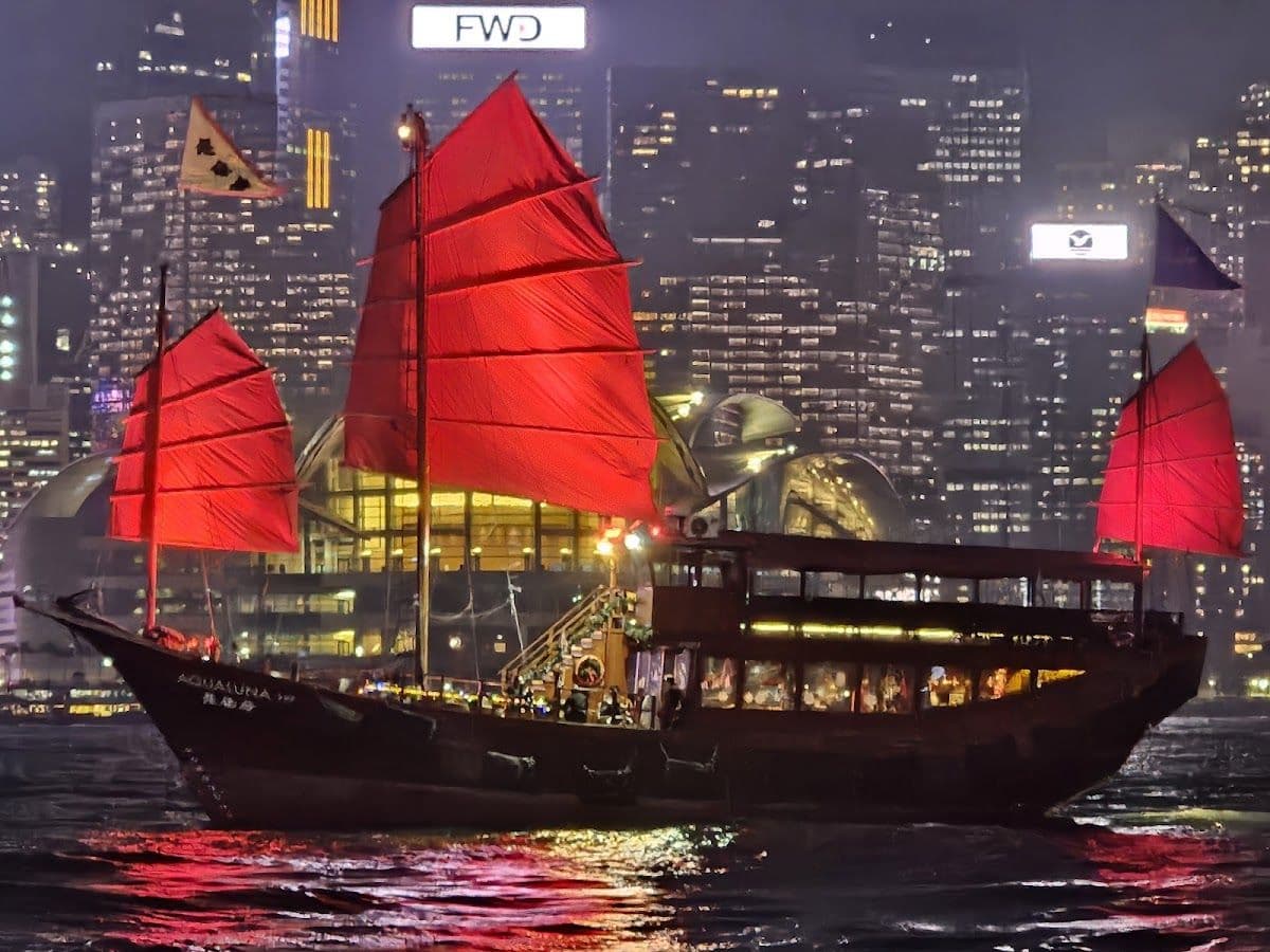 Aqua Luna Cruise in Hong Kong