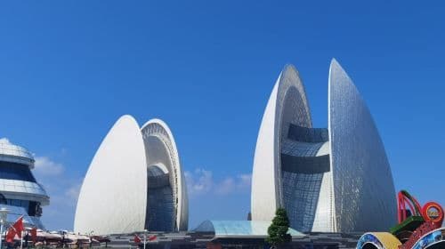 Guangdong, Hong Kong, and Macao guide service|Professional certificated guide providing full explanations throughout the tour|One-on-one customized itinerary service|Hong Kong/Macau/Guangzhou/Shenzhen