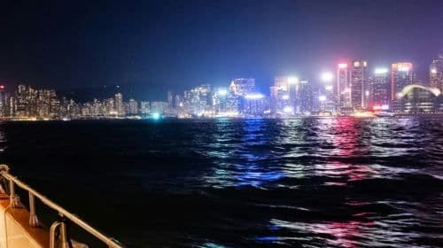 Hong Kong Victoria Harbour: Nachtcruise met onbeperkte snacks & drankjes