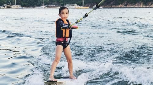 Alquiler de yates en Hong Kong: Surf en el paraíso de Shallow Bay (mínimo 2 horas) Pases de transporte