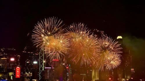 Victoria Harbour National Day fireworks (Fortune Cruise) cost-effective sightseeing cruise ticket + open-air deck access + one drink Transport Passes