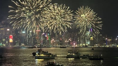 Biglietto per la crociera panoramica premium Victoria Harbour National Day Fireworks (Water Taxi) + Accesso al ponte all'aperto + Pass per bevande illimitate