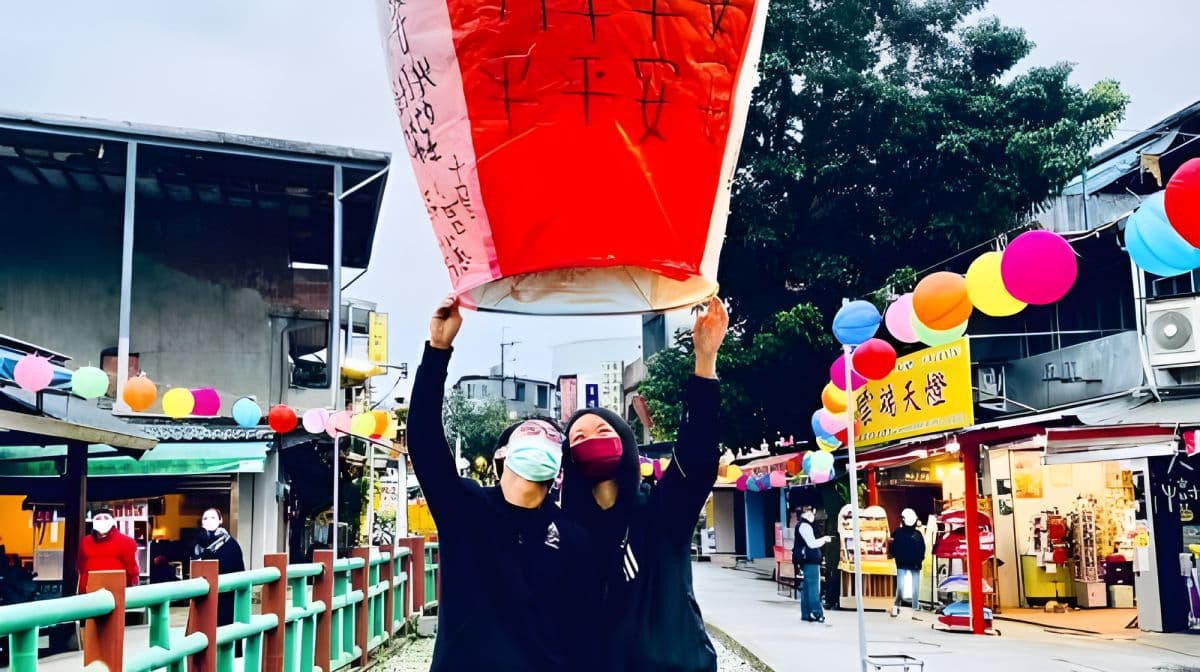 New Taipei City | Pingxi Shifen Old Street Sky Lantern Blessing Experience | Auspicious Sky Lantern
