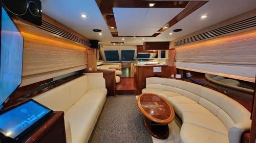 [Hong Kong Yacht Charter] 70ft Yacht Rental (Recommended for 15~30 People) Birthday/Proposal/Business/Team Building [KTV+White Wine+Champagne] Cruise Victoria Harbour/Lamma Island Transport Passes