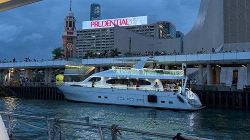 [Hong Kong Yacht Victoria Harbour Cruise] Crociera notturna di 45 minuti su yacht a 3 ponti da 80 piedi, navigazione condivisa giornaliera [Viste notturne glamour, luci abbaglianti] Perfetto per feste/appuntamenti