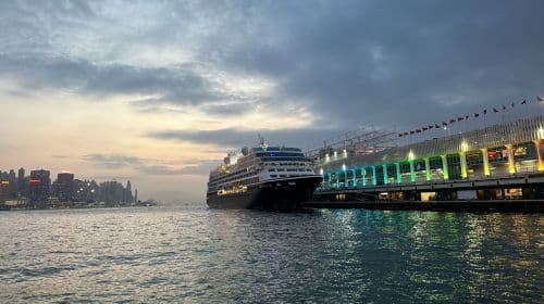 [Rejs jachtem po Victoria Harbour w Hongkongu] 80-stopowy, 3-pokładowy jacht, nocny rejs (45-minutowa wycieczka), codzienne wspólne żeglowanie [Czarujący nocny widok, olśniewające światła], idealny na imprezy/randki