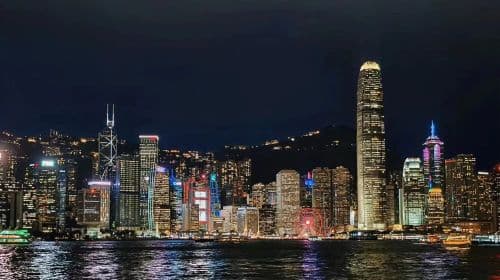 [Rejs jachtem po Victoria Harbour w Hongkongu] 80-stopowy, 3-pokładowy jacht, nocny rejs (45-minutowa wycieczka), codzienne wspólne żeglowanie [Czarujący nocny widok, olśniewające światła], idealny na imprezy/randki