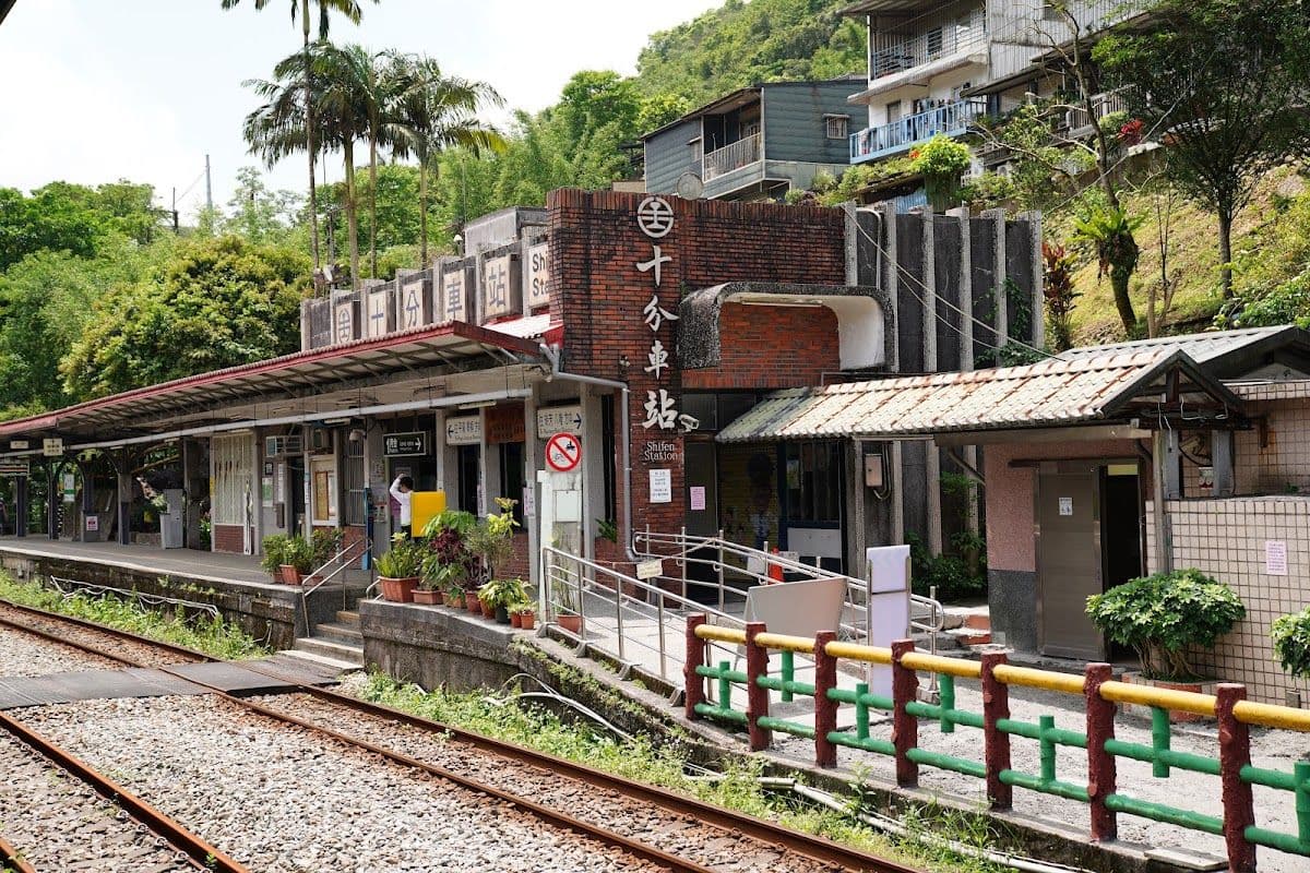 Nostalgia Jiufen & Shifen Day Tour (經典九份十分一日遊)