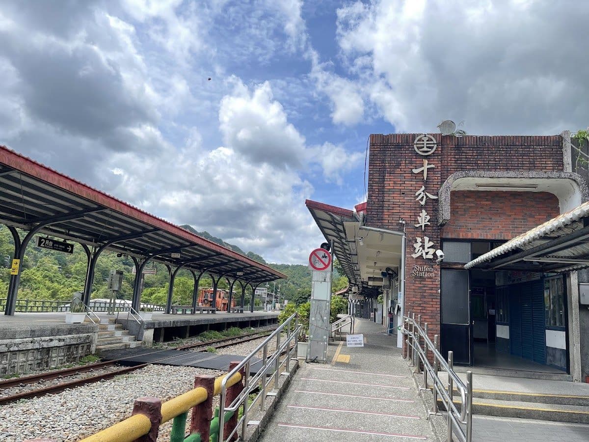 Nostalgia Jiufen & Shifen Day Tour (經典九份十分一日遊)