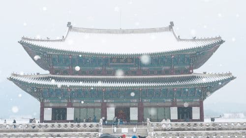 Hanbok Photoshoot Experience at Gyeongbokgung Palace in Seoul, South Korea[Hanbok Photoshoot Experience x Hanbok Rental x Korean-Style Makeup]