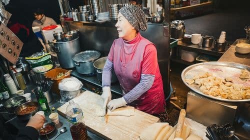 Tour notturno di Seoul tra palazzi, mercati e street food con opzione vegana