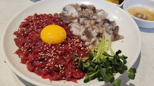 Tour notturno di Seoul tra palazzi, mercati e street food con opzione vegana