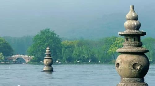 1-day Hangzhou tour: West Lake dual intangible cultural heritage experience (painted boat ride + Hanfu/hairpin flower photography) Day Tours