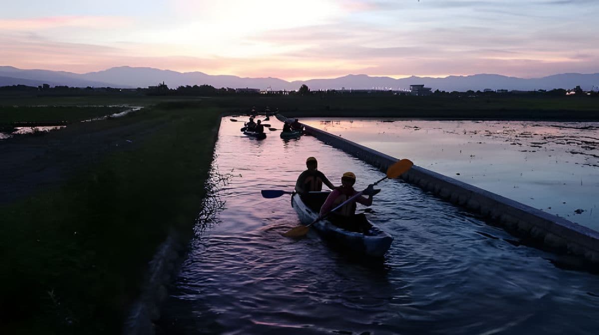 1-stündiges Kajakfahren im Dongshan River Water Park [Yilan | Golden River Reisfelder Kanu-Erlebnis]