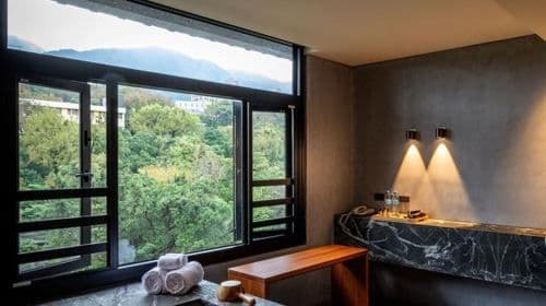 Banho de águas termais no Beitou Hot Spring Bathhouse para 2 pessoas por 90 minutos + opção de chá da tarde (feriados de outubro a março para 2 pessoas + NT$300)