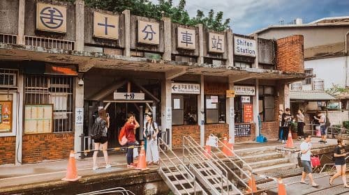 Taipei 1-day tour: Shifen Waterfall/Shifen Old Street/Jiufen Old Street Day Tours