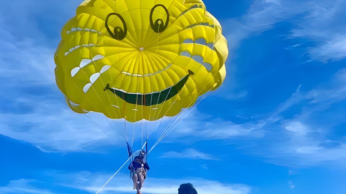 Experiencia de parasailing en las islas Penghu [Festival de Fuegos Artificiales de Penghu 2025]
