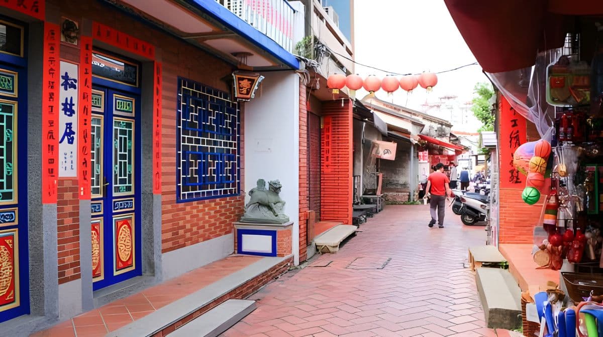 Taichung private car tour: Taichung city attractions + Lukang Old Street + Feng Chia Night Market [Departing from Taichung] Day Tours