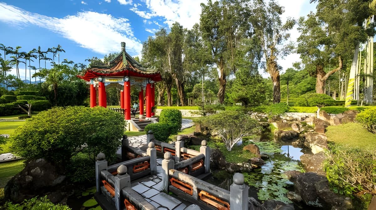 Yangmingshan Xiaoyoukeng + Qingtiangang + Shilin Residence + Martyrs' Shrine one-day tour Day Tours