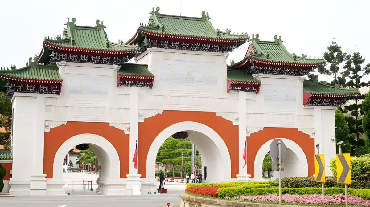 Yangmingshan Xiaoyoukeng + Qingtiangang + Shilin Residence + Martyrs' Shrine one-day tour Day Tours