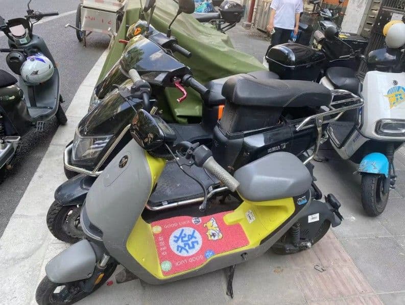 Exploring Old Shanghai by Electric Scooter (The Bund, Suzhou River, Old Town, French-style Area)Group tour (maximum 8 participants)+ Senior tour guide +Including complimentary morning tea