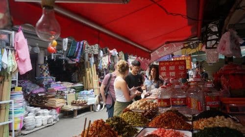 Corso di cucina di mezza giornata sui panini cinesi con visita al mercato locale delle spezie