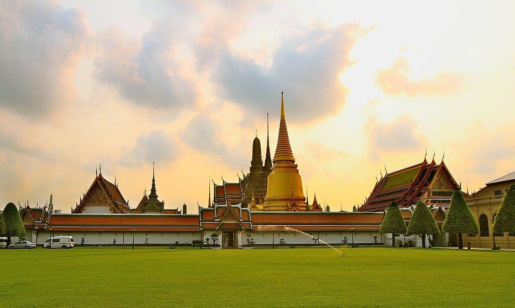 (Free eSIM) Half Day City Temples & Grand Palace with Halal Buffet Lunch