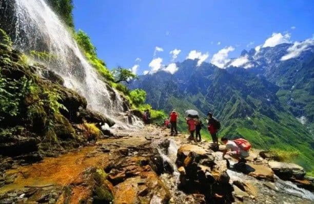 Lijiang to Shangri-La Scenic Drive - Tiger Leaping Gorge, Haba Snow Mountain, White Water Terrace