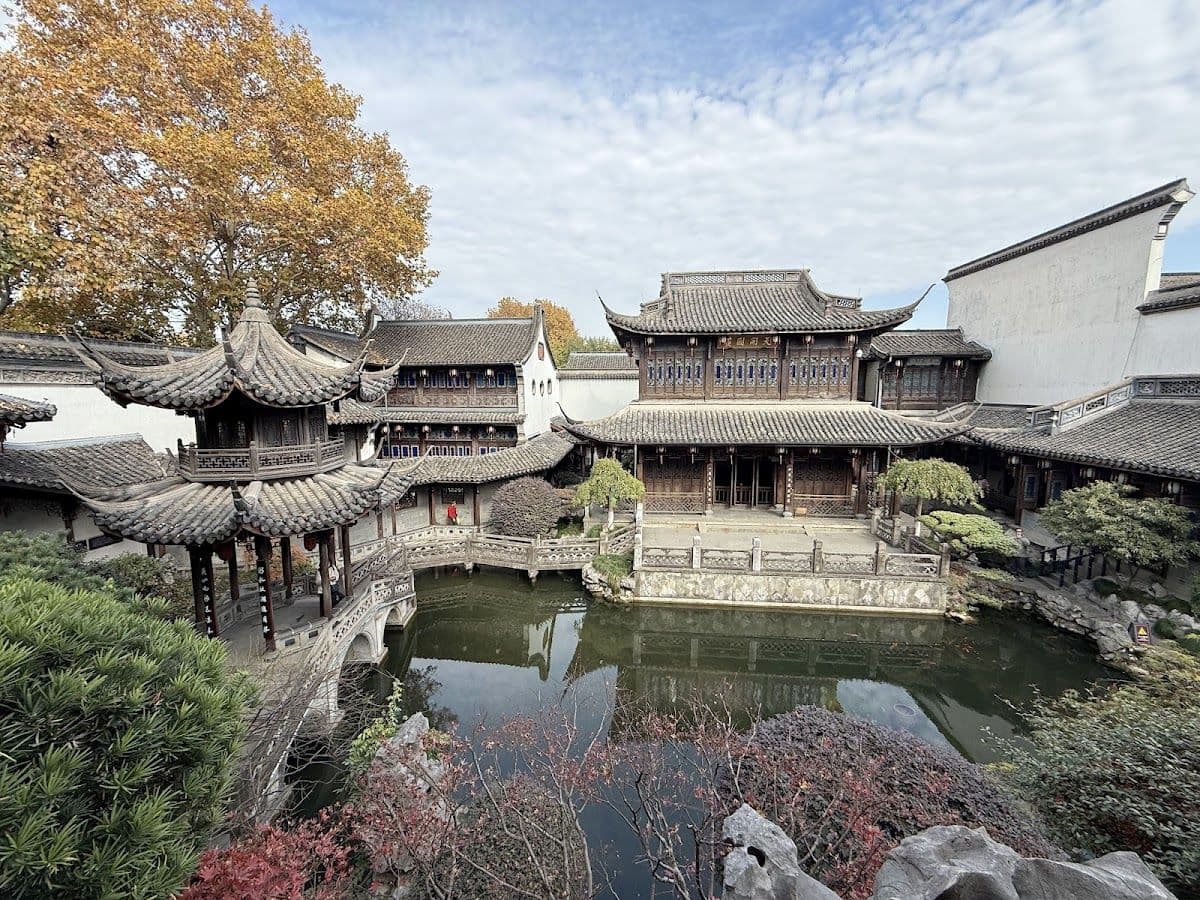 One-Day Tour of Hangzhou: West Lake Boat Ride, Lingyin Temple & Feilai Feng, and Former Residence of Hu Xueyan with Bilingual Driver-Guide