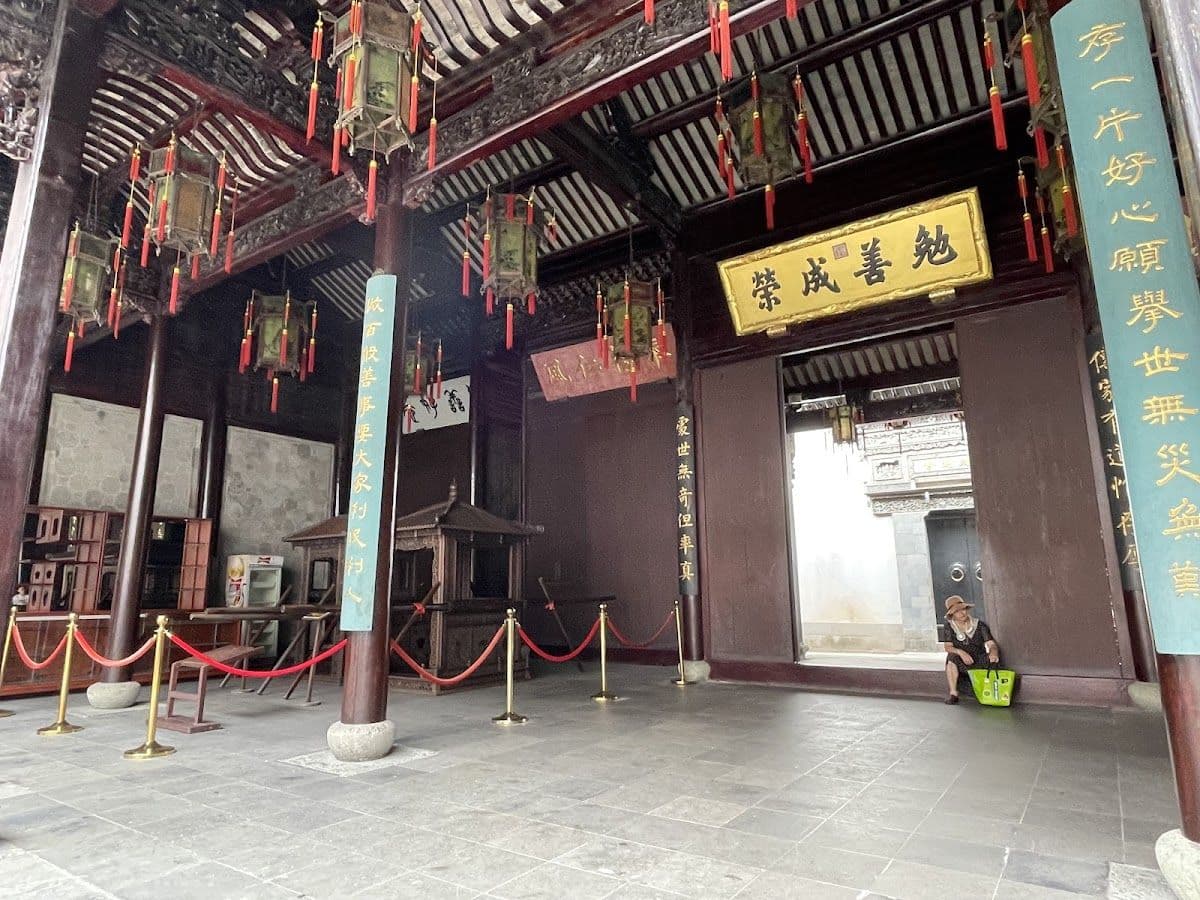 One-Day Tour of Hangzhou: West Lake Boat Ride, Lingyin Temple & Feilai Feng, and Former Residence of Hu Xueyan with Bilingual Driver-Guide
