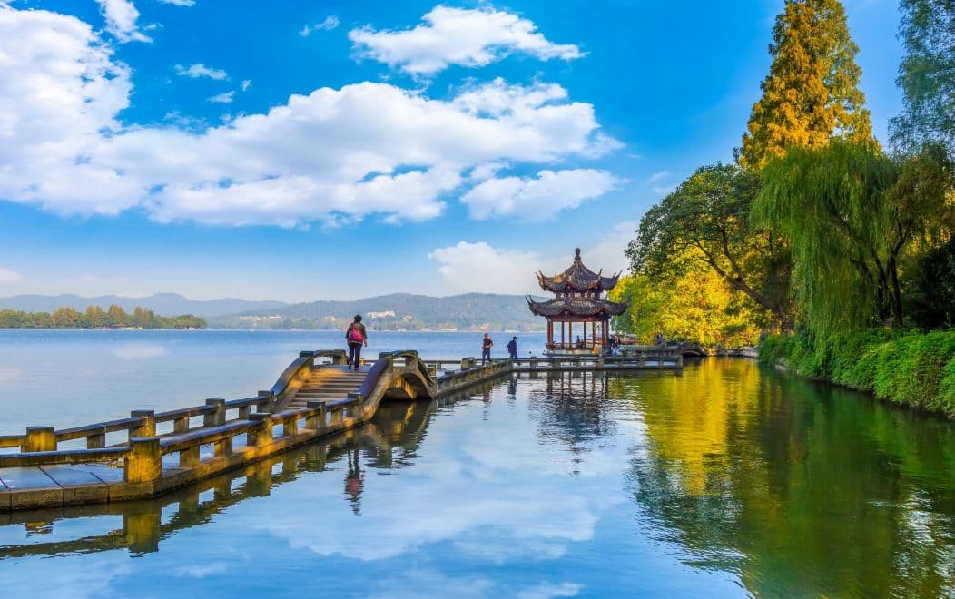 One-Day Tour of Hangzhou: West Lake Boat Ride, Lingyin Temple & Feilai Feng, and Former Residence of Hu Xueyan with Bilingual Driver-Guide