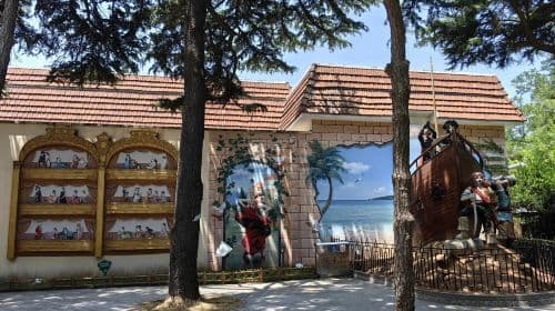 Qingdao Badaguan + No.1 Bathing Beach + Zhongshan Park + Zhanshan Temple one-day tour- English Service Available Day Tours